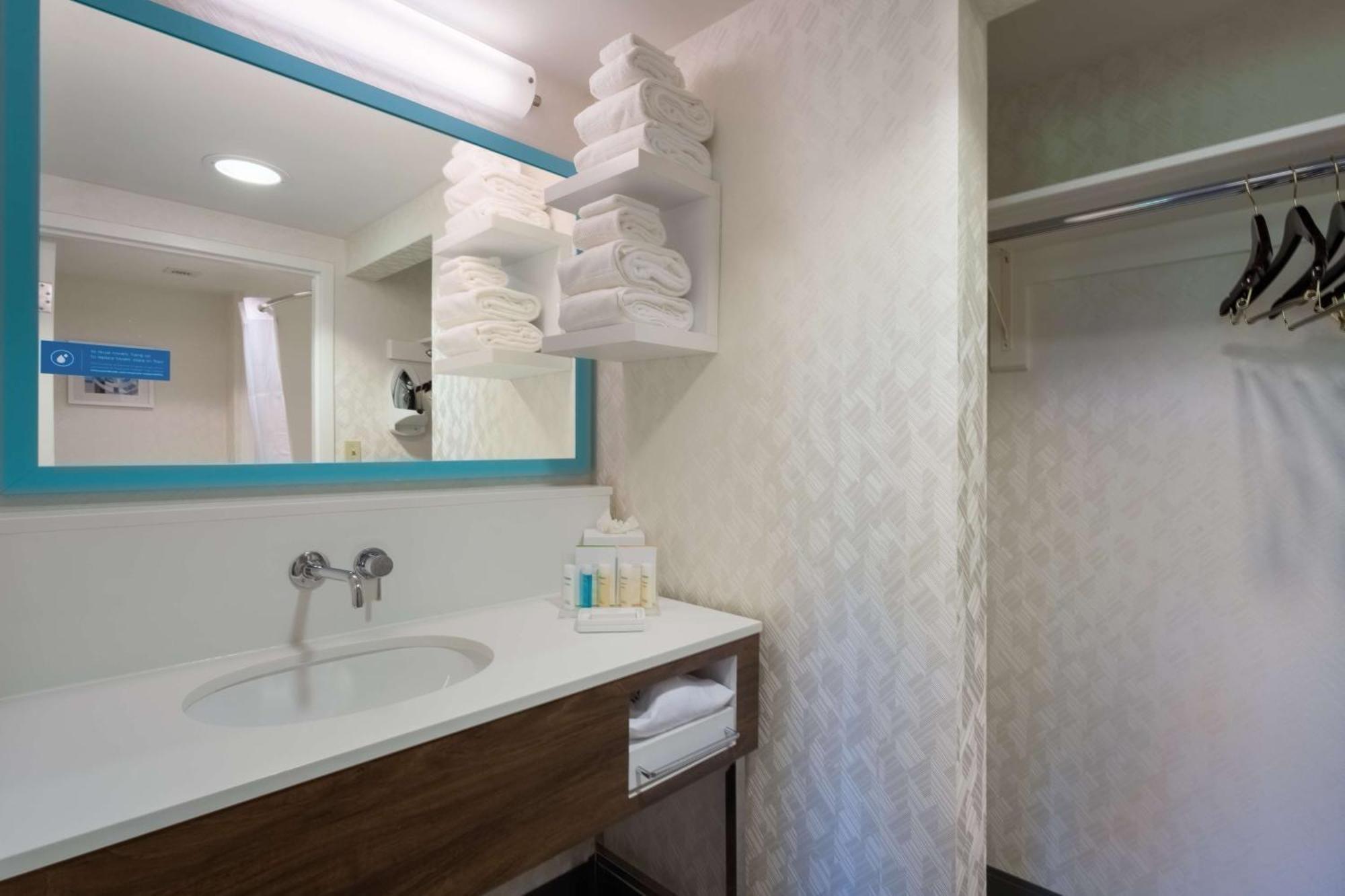 Hampton Inn & Suites Herndon-Reston Экстерьер фото