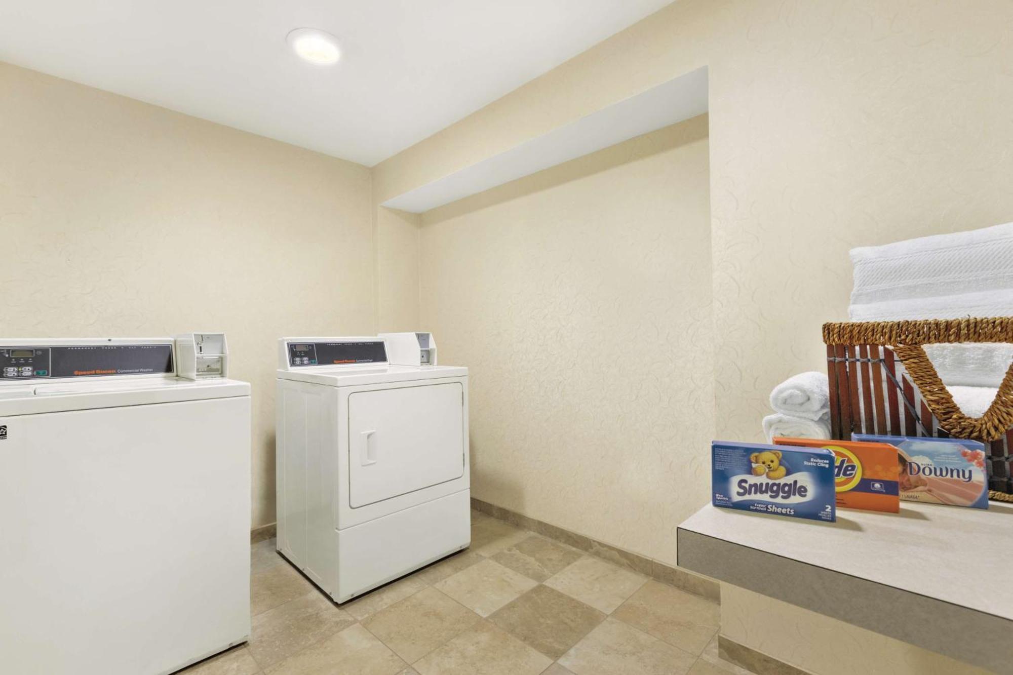 Hampton Inn & Suites Herndon-Reston Экстерьер фото