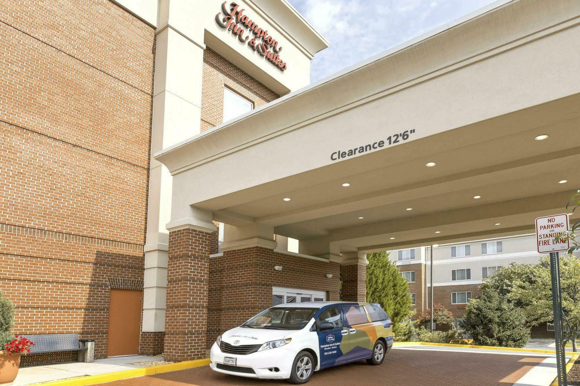 Hampton Inn & Suites Herndon-Reston Экстерьер фото